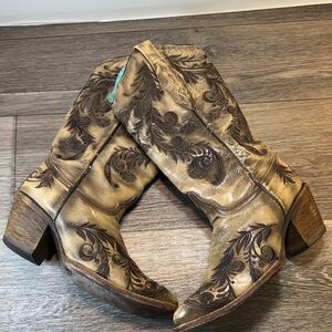Corral boots Embroidered Western Cowboy Boots woman’s size 8.5